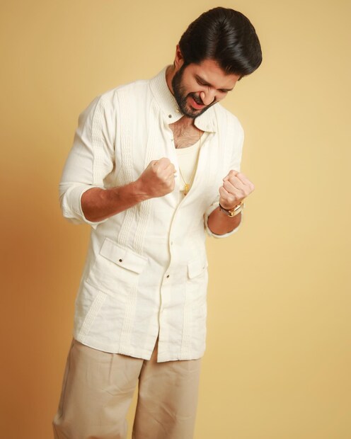 ഇന്ന് ദേവരകൊണ്ടയുടെ ജന്മദിനത്തിനാണ് ഈ വിശേഷം പുറത്തുവന്നത്. 'ലൈഗർ' എന്ന തൻ്റെ സിനിമയുടെ പ്രമോഷനിൽ ചപ്പൽ ധരിച്ചുകൊണ്ട് വിചിത്രമായ ശൈലിയുമായി അദ്ദേഹം തലക്കെട്ടുകളിൽ ഇടം നേടിയിരുന്നു. ഇന്ത്യയിലുടനീളമുള്ള പരിപാടികളിൽ ചപ്പൽ ധരിക്കുന്നതിലും തൻ്റെ സിനിമ പ്രമോട്ട് ചെയ്യുന്നതിലും ദേവരകൊണ്ട ഭയപ്പെട്ടിരുന്നില്ല (തുടർന്ന് വായിക്കുക)