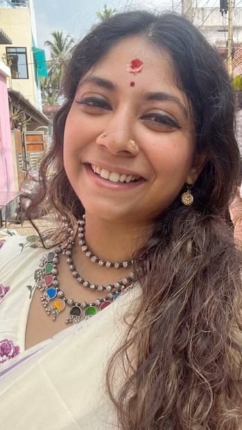 വീട്ടിൽ വെറുതെ നിന്നാൽ പോലും കണ്ടാൽ പുറത്തുപോകാൻ നിൽക്കുന്നുവെന്ന് പോലെ വേഷധാരണം ചെയ്യാറുണ്ട് എന്ന് അഭയ ഹിരണ്മയി മുൻപൊരിക്കൽ പറഞ്ഞിരുന്നു. അഭയയുടെ ഈ ശൈലി പലർക്കും അതിശയമാണെന്ന് അവർ പറഞ്ഞിട്ടുണ്ട് 