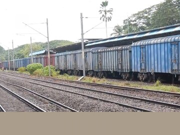 നിർത്തിയിട്ട ട്രെയിനിന്റെ ദൃശ്യം