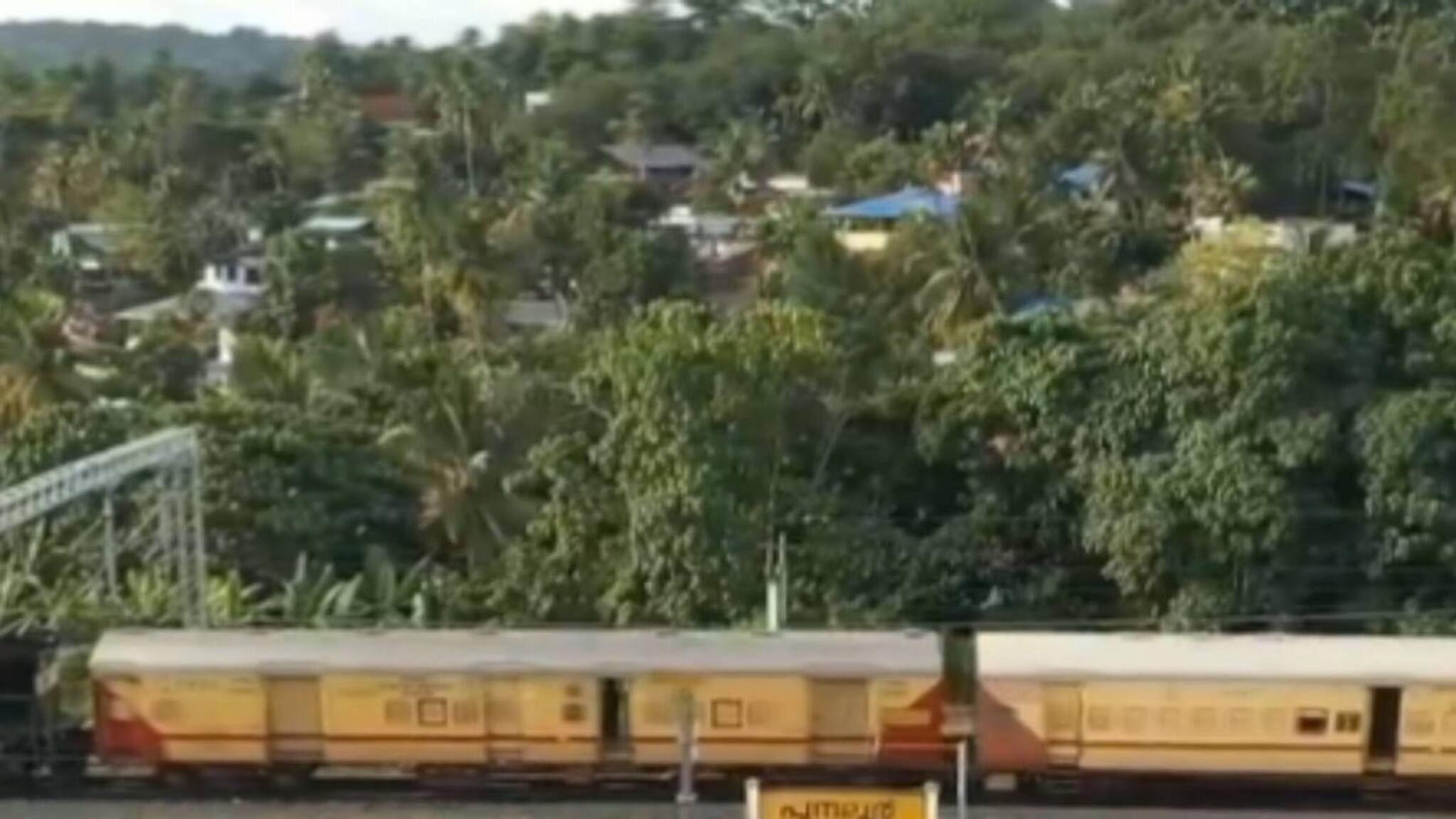 പുനലൂര്‍- ചെങ്കോട്ട പാതയിലെ പ്രത്യേക AC ട്രെയിന്‍ സർവീസ് തുടങ്ങി; ഇനി കൂളായി പശ്ചിമ ഘട്ട മലനിരകളിലെ കാഴ്ചകള്‍ കണ്ട് യാത്ര ചെയ്യാം