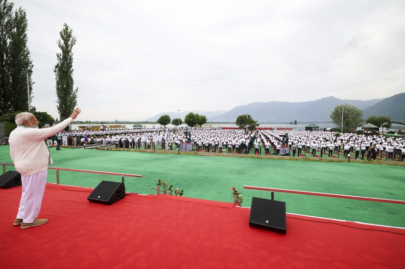 وزیر اعظم نریندر مودی 10ویں عالمی یوم یوگا کے موقع پر کشمیر پہنچ گئے۔ یہاں انہوں نے شیر کشمیر انٹرنیشنل کنونشن سنٹر میں یوگا ڈے کی تقریبات کے موقع پر لوگوں سے خطاب کیا۔ انہوں نے کہا کہ یوگا کے عالمی دن پر مجھے یوگا اور مراقبہ کی سرزمین کشمیر آنے کا شرف حاصل ہوا ہے۔(تصویر:PTI)۔