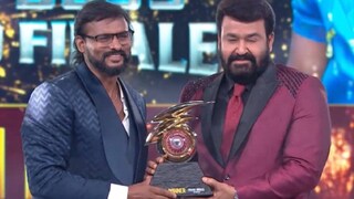 ജിന്റോയ്ക്ക് ട്രോഫി സമ്മാനിച്ച് മോഹൻലാൽ 