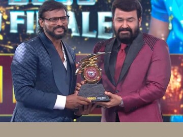 ജിന്റോയ്ക്ക് ട്രോഫി സമ്മാനിച്ച് മോഹൻലാൽ 