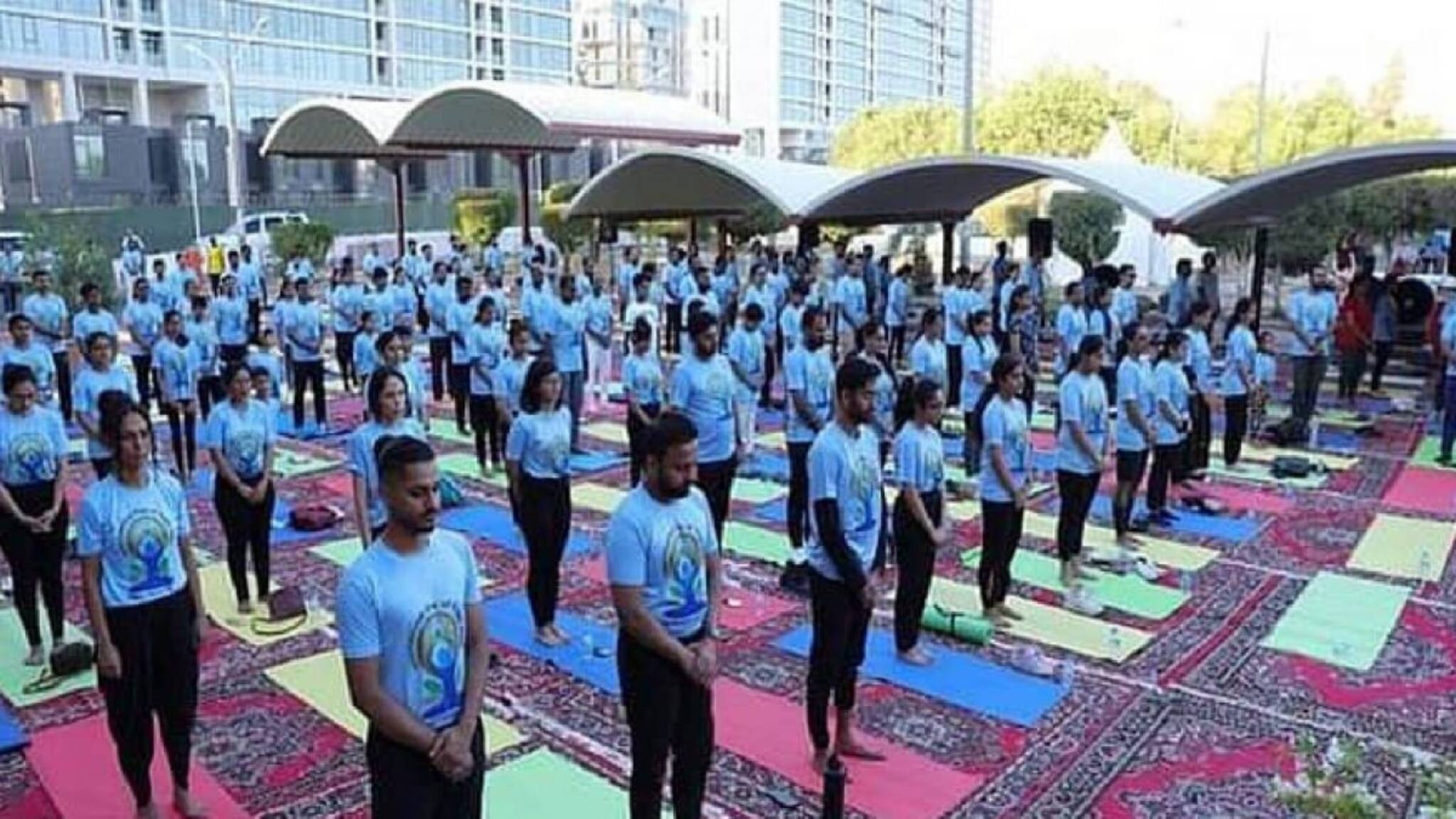 തീപിടിത്ത ദുരന്തത്തില്‍ മരിച്ചവര്‍ക്കായി കുവൈറ്റിലെ ഇന്ത്യന്‍ എംബസി അന്താരാഷ്ട്ര യോഗ ദിനാചരണത്തിനിടെ  മൗനപ്രാര്‍ത്ഥന നടത്തി