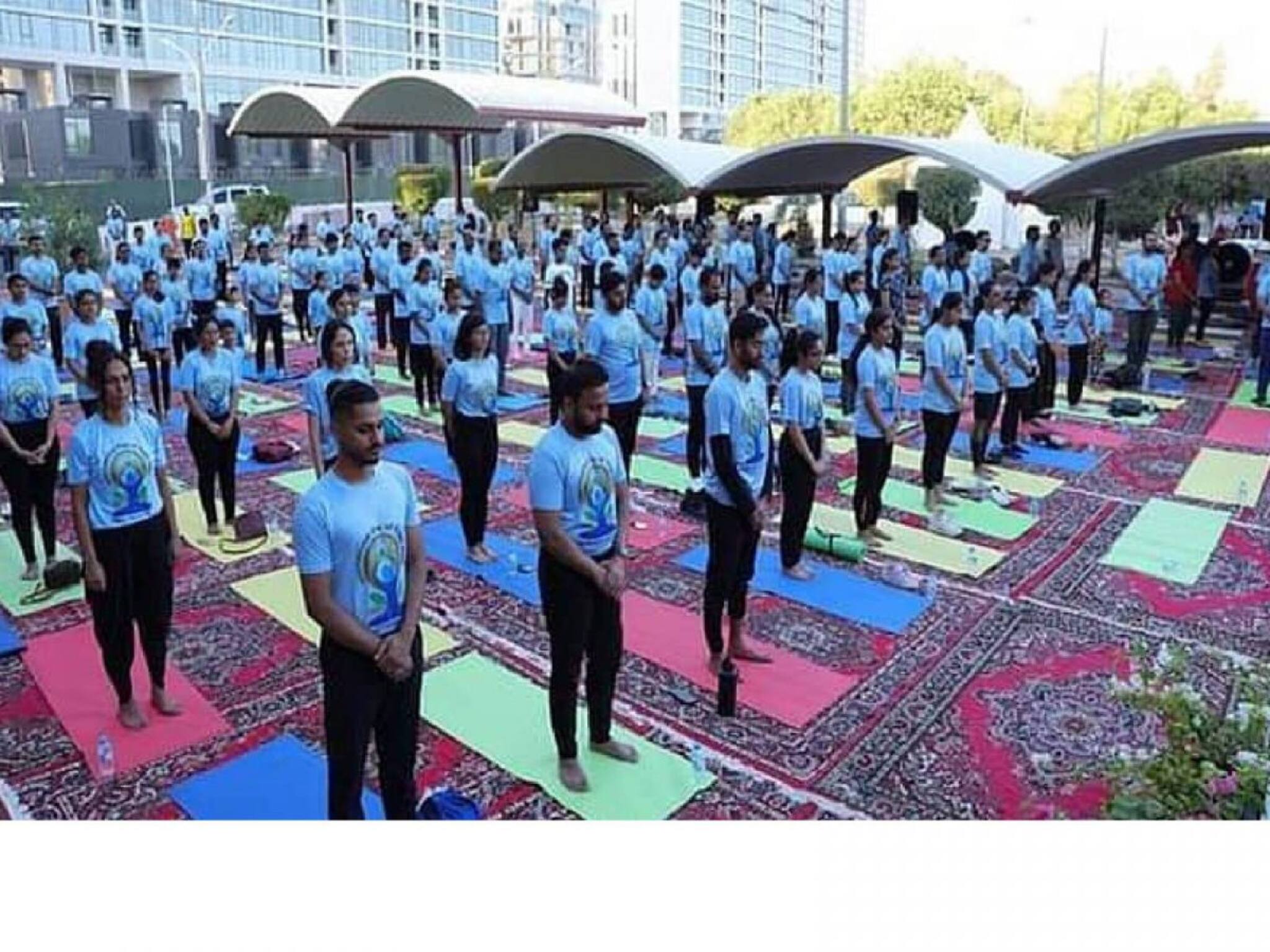 തീപിടിത്ത ദുരന്തത്തില്‍ മരിച്ചവര്‍ക്കായി കുവൈറ്റിലെ ഇന്ത്യന്‍ എംബസി അന്താരാഷ്ട്ര യോഗ ദിനാചരണത്തിനിടെ  മൗനപ്രാര്‍ത്ഥന നടത്തി