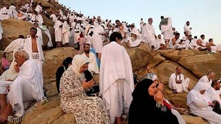 മുസ്ലീം തീർത്ഥാടകർ അറാഫത്ത് പർവതത്തിൽ പ്രാർത്ഥിക്കുന്നു