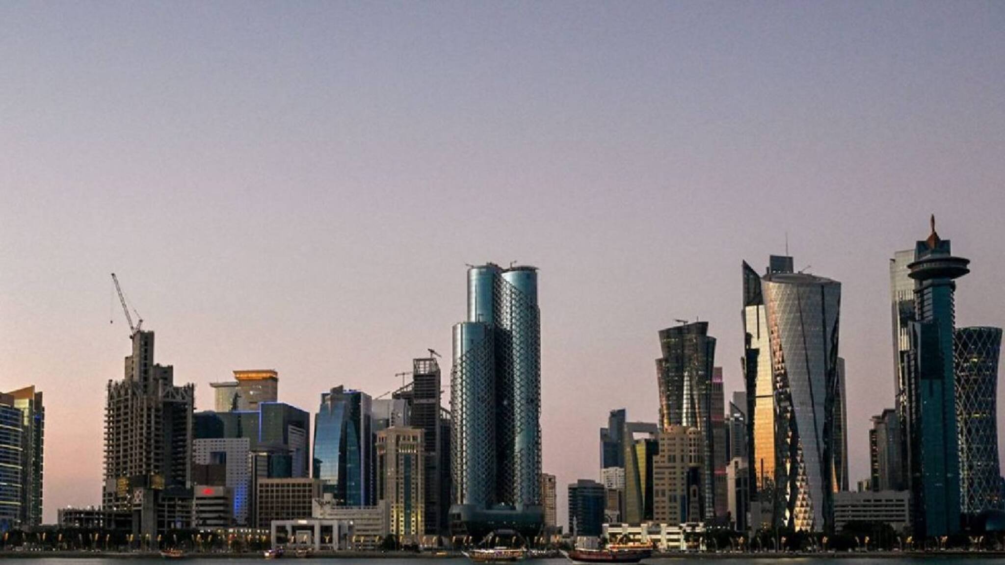 ഇറുകിയ വസ്ത്രവും അനുചിതമായ മേക്കപ്പും പാടില്ല; സര്‍ക്കാര്‍ ജീവനക്കാര്‍ക്ക് പുതിയ ഡ്രസ് കോഡുമായി ഖത്തര്‍