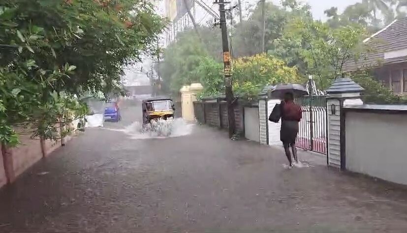  അതിശക്തമായി തുടരുന്ന മഴയിൽ തൃശൂർ നഗരത്തിൽ വിവിധയിടങ്ങളിലായി വെള്ളക്കെട്ട് രൂപപ്പെട്ടു. റോഡിൽ കെട്ടി നിൽക്കുന്ന വെള്ളം ഒഴുകിപ്പോകാത്ത സ്ഥിതിയാണ്. നഗരത്തിന്റെ ഭൂരിഭാഗം റോഡുകളിലും വെള്ളപ്പൊക്കം രൂപപ്പെട്ട് ഗതാഗതം സ്തംഭിച്ചു.