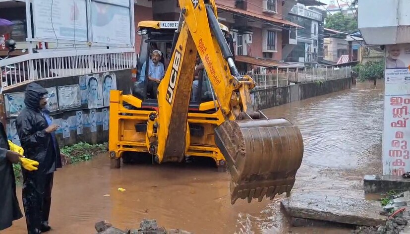  ഇടുക്കി, പാലക്കാട്, വയനാട് ജില്ലകളിൽ ഓറഞ്ച് അലർട്ട് പ്രഖ്യാപിച്ചിട്ടുണ്ട്. ഇടുക്കി, കോഴിക്കോട്, വയനാട് ജില്ലകളിൽ ഞായറാഴ്ചയും ഓറഞ്ച് അലർട്ടാണ്. കാലവർഷം വരവറിയിച്ചതിന് പിന്നാലെ സംസ്ഥാനത്ത് വിവിധ പ്രദേശങ്ങളിൽ കനത്ത മഴയാണ്.