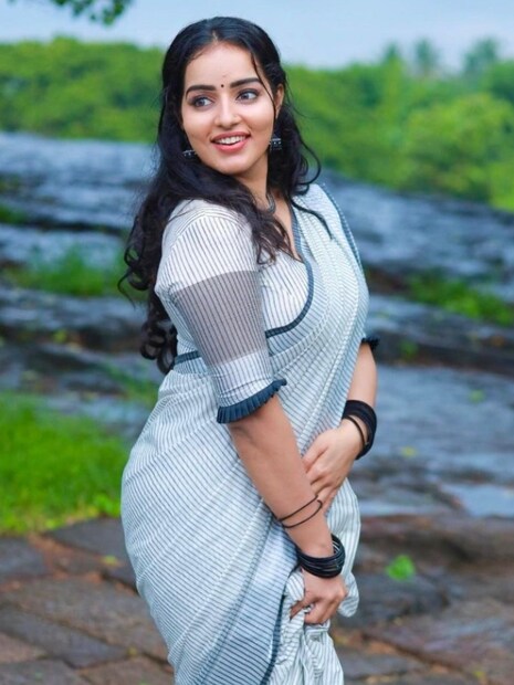  916 എന്ന ചിത്രത്തിൽ ബാലതാരമായാണ് മാളവിക(Malavika Menon) സിനിമയിലെത്തുന്നത്. അതിൽ നടൻ അനൂപ് മേനോന്റെ മകളായാണ് താരം എത്തിയത്. പിന്നീട് നിദ്ര, പൊറിഞ്ചു മറിയം ജോസി തുടങ്ങിയ ചിത്രങ്ങളിലും ശ്രദ്ധേയമായ കഥാപാത്രങ്ങളെ താരം അവതരിപ്പിച്ചു.