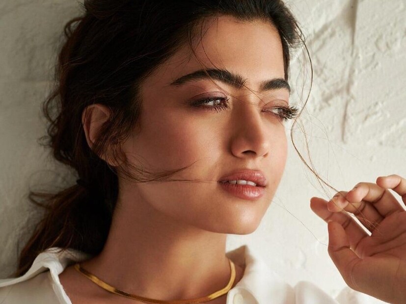 ടോളിവുഡിലും കോളിവുഡിലും ബോളിവുഡിലും തിരക്കിലാണ് നടി രശ്മിക മന്ദാന. അനിമൽ എന്ന ചിത്രത്തിലൂടെ ബ്ലോക്ക്ബസ്റ്റർ ഹിറ്റ് നേടിയ രശ്മിക മറ്റൊരു പാൻ ഇന്ത്യൻ ചിത്രമായ പുഷ്പ-2ന്റെ തിരക്കിലാണ്.  ടോളിവുഡിലും കോളിവുഡിലും ബോളിവുഡിലും തിരക്കിലാണ് നടി രശ്മിക മന്ദാന. അനിമൽ എന്ന ചിത്രത്തിലൂടെ ബ്ലോക്ക്ബസ്റ്റർ ഹിറ്റ് നേടിയ രശ്മിക മറ്റൊരു പാൻ ഇന്ത്യൻ ചിത്രമായ പുഷ്പ-2ന്റെ തിരക്കിലാണ്.