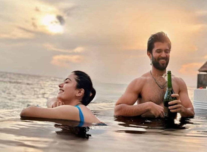  വിദേശയാത്രകളിലും ഇവരെ പതിവായി ഒന്നിച്ച് കാണാറുണ്ട്. ഇരുവരും ഒരുമിച്ചുള്ള ചിത്രങ്ങൾ സോഷ്യൽ മീഡിയയിൽ വൈറലാണ്. ഇതിനിടെ നടി രശ്മിക തന്റെ ഇൻസ്റ്റഗ്രാം പേജിൽ ഇട്ട പോസ്റ്റ് ഇപ്പോൾ വൈറലായിരിക്കുകയാണ്.