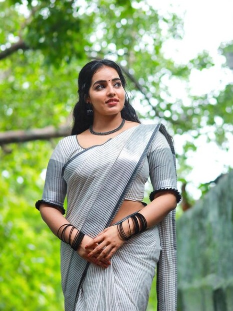  അതുപോലെ തന്നെ ഇടയ്ക്കിടെ താൻ ധരിക്കുന്ന വസ്ത്രങ്ങളുടെ പേരിൽ വിമർശനങ്ങളും മാളവിക(Malavika Menon) നേരിടാറുണ്ട്. പലപ്പോഴും ഹണിറോസുമായി താരതമ്യപ്പെടുത്തിക്കൊണ്ട് ആളുകൾ മാളവികയുടെ ചിത്രങ്ങളേയും ട്രോളും.
