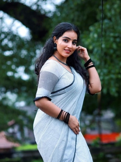  സിനിമയിലെന്നോണം സോഷ്യൽ മീഡിയയിലും സജീവമായ താരം ഇടയ്ക്കിടെ തന്റെ ഫോട്ടോഷൂട്ട് ചിത്രങ്ങൾ ആരാധകരുമായി പങ്കുവെക്കാറുണ്ട്. അവയ്ക്കെല്ലാം തന്നെ വലിയ പ്രേക്ഷക സ്വീകാര്യതയും ലഭിക്കാറുണ്ട്.