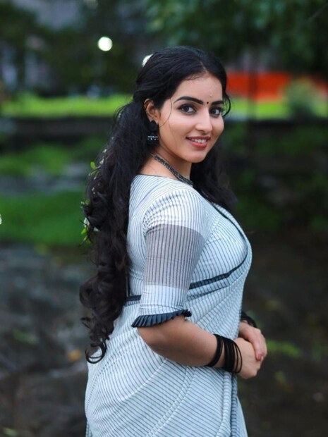  ബ്ലാക്ക് ആന്റ് വൈറ്റ് കോമ്പിനേഷനിലുള്ള സാരിയാണ് താരം അണിഞ്ഞിരിക്കുന്നത്. വളരെ സിമ്പിൾ ആയാണ് മാളവിക ഒരുങ്ങിയിരിക്കുന്നത്. ബ്ലാക്ക് മെറ്റലിലുള്ള മാലയും കമ്മലുമാണ് മാളവിക (Malavika Menon) അണിഞ്ഞിരിക്കുന്നത്.