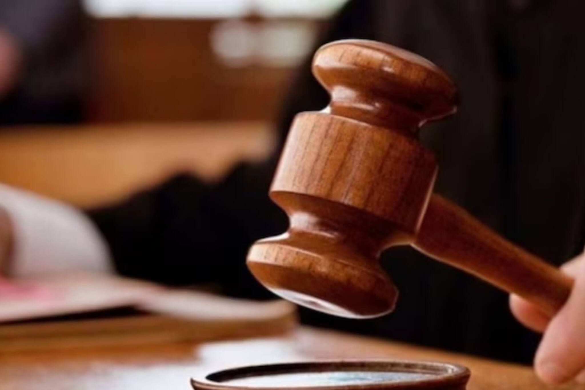 കോടതിമുറിയില്‍ ജഡ്ജിയെ പറന്നിടിച്ച പ്രതിയ്ക്ക് 26 മുതല്‍ 65 വര്‍ഷം വരെ തടവ്; പരോള്‍ 2050നു ശേഷം