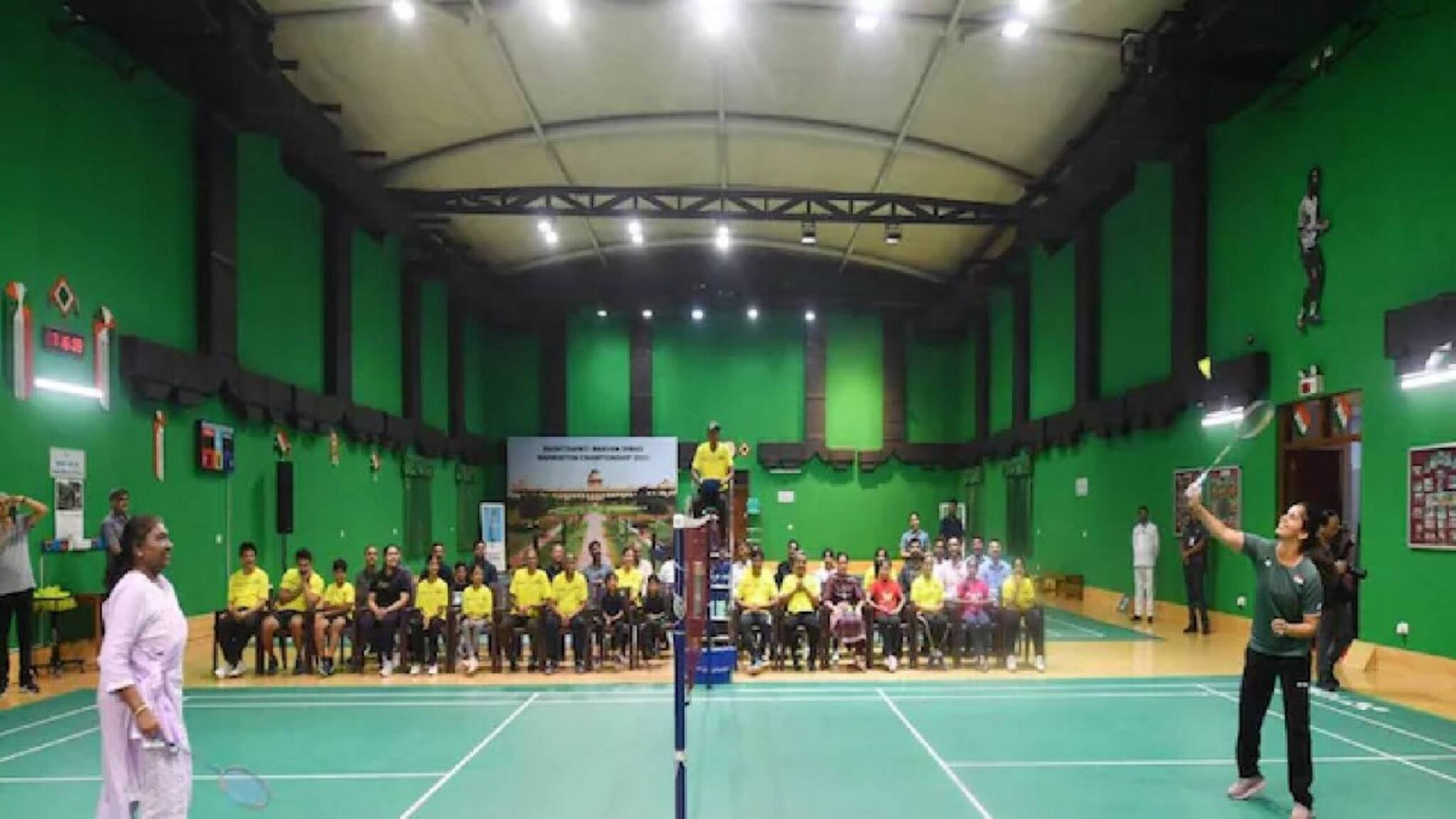 രാഷ്‌ട്രപതി ഭവന്റെ കോർട്ടിൽ സൈന നേവാളിനൊപ്പം ബാഡ്മിന്റൺ കളിച്ച് പ്രസിഡന്റ് ദ്രൗപദി മുർമു