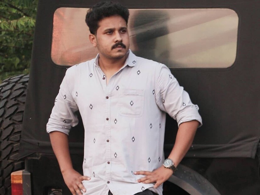  നഹാസ് കരാർ ലംഘിച്ചുവെന്നാണ് ഹർജിയിൽ കമ്പനി പറയുന്നത്. ആർഡിഎക്സ് സിനിമ സംവിധാനം ചെയ്യാനായി നഹാസിന് 15 ലക്ഷം രൂപയാണ് കമ്പനി നൽകിയത്. നഹാസിന്റെ രണ്ടാമത്തെ സിനിമയും ഇതേ നിർമാണ കമ്പനിക്ക് വേണ്ടിയാകണമെന്ന ഉപാധിയും കരാറിൽ പറയുന്നുണ്ടെന്നും ഈ കരാർ ലംഘിച്ചുവെന്നും നിർമാതാക്കൾ പറയുന്നു.