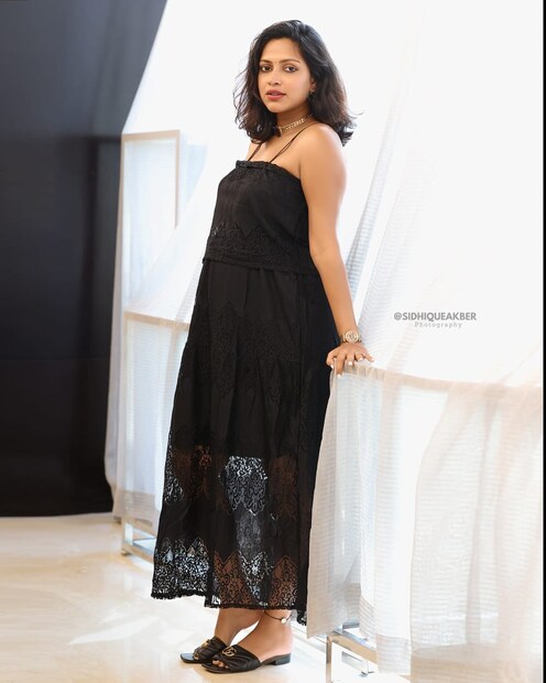ജഗത്തിനെ പരിചയപ്പെട്ട് ഒരു മാസം പിന്നിട്ടതും അമല പോൾ ഗർഭിണിയായി എന്ന് വെളിപ്പെടുത്തിയിരുന്നു. അതിനു ശേഷമാണ് അവർ വിവാഹം ചെയ്തത്. ഇതിന്റെ പേരിൽ അമല സൈബർ സ്‌പെയ്‌സിൽ നേരിട്ട ആക്രമണം ചെറുതല്ല 