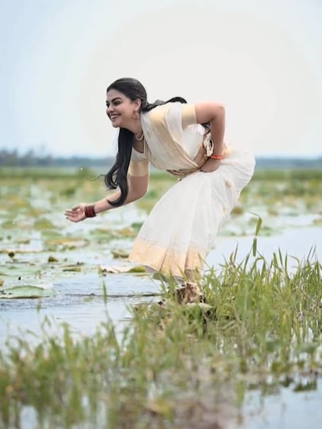  പുത്തൻ നൂറ്റാണ്ടിൻ്റെ ആദ്യത്തെ പുതുവർഷ ആശസകൾ.. എന്നാണ് ഒരു ആരാധകന്റെ കമ്മൻറ്. ഏതായാലും അനുശ്രീയുടെ ചിത്രങ്ങൾ ഇതിനോടകം ആരാധർ ഏറ്റെടുത്തു.