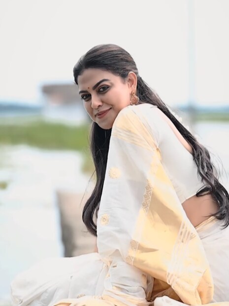  ചിങ്ങം ഒന്ന്....സ്നേഹം... പ്രാർത്ഥന എന്നാണ് അനുശ്രീ ചിത്രങ്ങൾക്കൊപ്പം കുറിച്ചിരിക്കുന്നത്. നിരവധി ആരാധകർ അനുശ്രിക്കും പുതുവർഷം ആശംസിക്കുന്നുണ്ട്.