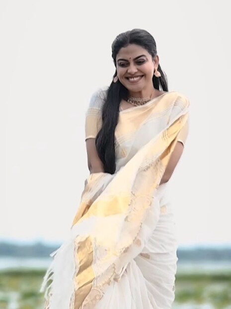  ഈ ചിങ്ങപ്പുലരിയിൽ മലയാളി മങ്കയായി ഒരുങ്ങിയ അനുശ്രീയുടെ ചിത്രങ്ങളാണ് ഇപ്പോൾ സോഷ്യൽ മീഡിയയിൽ ശ്രദ്ധയാകുന്നത്. സെറ്റ് സാരിയണിഞ്ഞ താരത്തിന്റെ ചിത്രങ്ങൾ ഇതിനോടകം ശ്രദ്ധ നേടിക്കഴിഞ്ഞു.