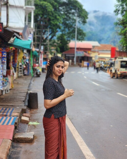  ബ്രൗൺ കളർ ലുങ്കിയുമുടുത്ത് ഒരു തെരുവോരത്ത് നിന്ന് ചായ ആസ്വദിച്ച് കുടിക്കുന്ന അനുശ്രീയുടെ ചിത്രങ്ങൾ ഇതിനോടകം തന്നെ ആരാധകർ സോഷ്യൽ മീഡിയയിൽ വൈറലാക്കി കഴിഞ്ഞു.