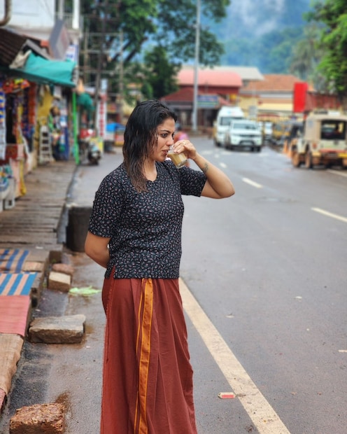  ഒരുമണിക്കൂർ മുമ്പ് പങ്കുവെച്ച ചിത്രത്തിന് ഇതിനകം തന്നെ നിരവധി പേരാണ് ലൈക്കു കമ്മന്റും ചെയ്തിരിക്കുന്നത്. യ്യൊ സൂപ്പർ ശെരിക്കും താനാള് സൂപ്പറ ഭയങ്കരമായി ഇഷ്ടം തോന്നുന്നുണ്ട്, നല്ല ഡ്രെസ് അടുത്ത പെരുനാൾക്ക് എടുക്കണം, ആഹാ കളർ ആയിട്ടുണ്ടല്ലോ..., ക്ഷേത്രം നല്ല പരിചയം തോന്നുന്നു... എവിടെയാ ഇത്???, ചേട്ടാ.. ഒരു ചാള....എന്നിങ്ങനെ പോകുന്നു കമ്മന്റുകൾ.