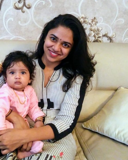  മക്കളോടുള്ള സ്നേഹത്തെക്കുറിച്ച് മൂന്ന് വാക്കിൽ എഴുതാമോ എന്നാണ് അവതാരക അവശ്യപ്പെട്ടത്. അതിന് ദിലീപിന് ഒരു പേനയും പേപ്പറും നൽകുകയും ചെയ്തു.