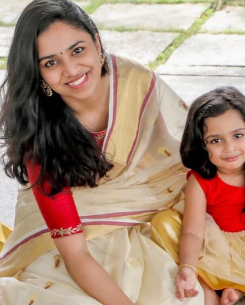  മീനാക്ഷിക്കൊപ്പവും മാമാട്ടിക്കൊപ്പവും താരം പങ്കുവെക്കുന്ന ചിത്രങ്ങൾ എല്ലാ നിമിഷ നേരം കൊണ്ട് സോഷ്യൽ മീഡിയയും ഏറ്റെടുക്കാറുണ്ട്. താരത്തെ പോലെ തന്നെ മക്കളും ആരാധകർക്ക് ഏറെ പ്രിയപ്പെട്ടവർ തന്നെ.