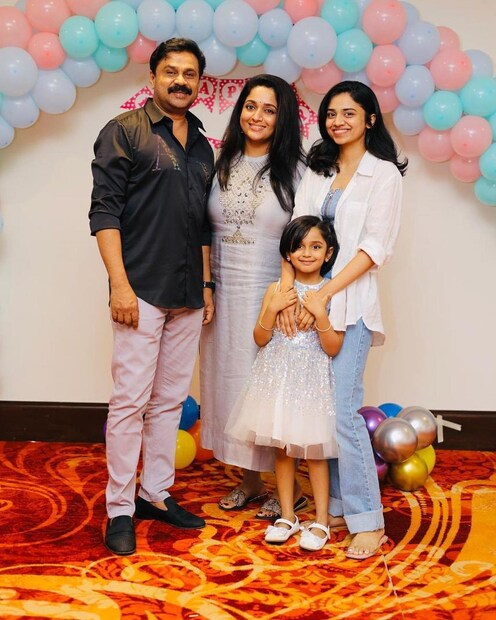  മക്കളുടെ കാര്യം ചോദിക്കുമ്പോൾ ദിലീപും അങ്ങനെ തന്നെ. എപ്പോഴും ഇല്ലാത്ത ഒരു സന്തോഷവും തിളക്കവും ഒക്കെ താരത്തിന്റെ മുഖത്ത് മക്കളെ കുറിച്ച് ചോദിക്കുമ്പോൾ കാണാം.