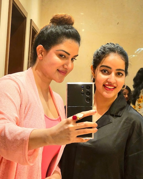  ഫോട്ടോസ് പങ്കുവെച്ച് മിനിറ്റുകൾക്കകം തന്നെ കമ്മന്റുകളുമായി ആരാധകരും എത്തിയിട്ടുണ്ട്. രണ്ടുപേരും സിസ്റ്റേഴ്സിനെ പോലെ തന്നെയുണ്ട് എന്നാണ് ഒരു ആരാധകൻ കമ്മന്റ് ചെയ്തിരിക്കുന്നത്.