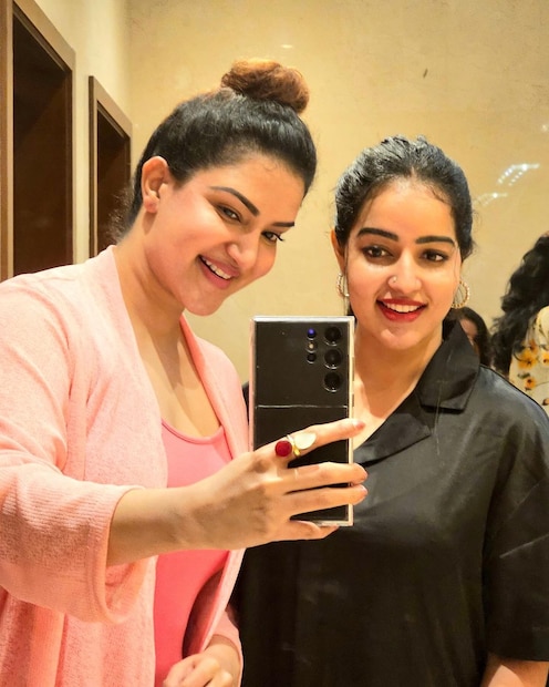  കേരളത്തിൽ ഏറ്റവും കൂടുതൽ കടകൾ ഉദ്‌ഘാടനം ചെയ്ത അവർ അവസാനം കണ്ടു മുട്ടുകയാണ് എന്നാണ് മറ്റൊരു ആരാധകന്റെ കമ്മന്റ്. ഏതായാലും ചിത്രങ്ങൾ പങ്കുവെച്ച് മണിക്കൂറുകൾ കൊണ്ടു തന്നെ ശ്രദ്ധ നേടിയിരിക്കുകയാണ്.