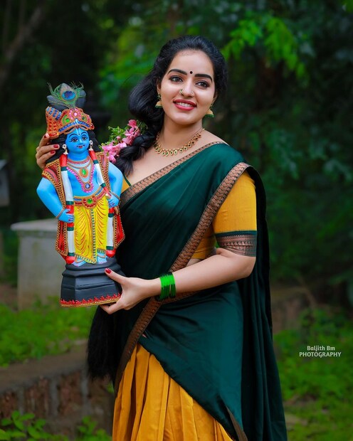  ദാവണിയണിഞ്ഞ് തലയിൽ തുളസിയുടേയും അരളിയുടേയും പൂമാലയണിഞ്ഞ താരത്തിന്റെ ചിത്രങ്ങൾ സോഷ്യൽ മീഡിയയിൽ വൈറലായിക്കൊണ്ടിരിക്കുകയാണ്.