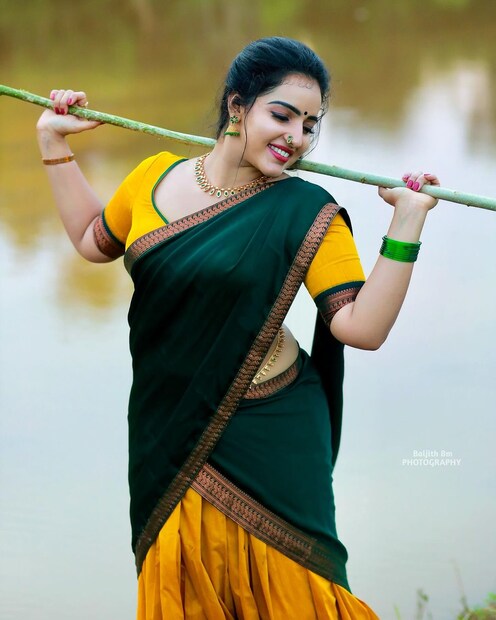  @manavahloom ൽ നിന്നാണ് താരം ദാവണി തിരഞ്ഞെടുത്തിരിക്കുന്നത്. @baljithm ആണ് മാളവികയുടെ അതിമനോഹരമായി ചിത്രങ്ങൾ ക്യാമറയിൽ പകർത്തിയത്.