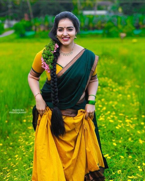  916 എന്ന മലയാളം സിനിമയിലൂടെയാണ് മാഎളവിക മേനോൻ സിനിമയിലെത്തുന്നത്. ചിത്രത്തിൽ നടൻ അനൂപ് മേനോന്റെ മകളുടെ കഥാപാത്രമാണ് മാളവിക അവതരിപ്പിച്ചത്. പിന്നീട് നിദ്ര, പൊറിഞ്ചു മറിയം ജോസി തുടങ്ങിയ ചിത്രങ്ങളിലും ശ്രദ്ധേയമായ കഥാപാത്രങ്ങളെ താരം അവതരിപ്പിച്ചു.