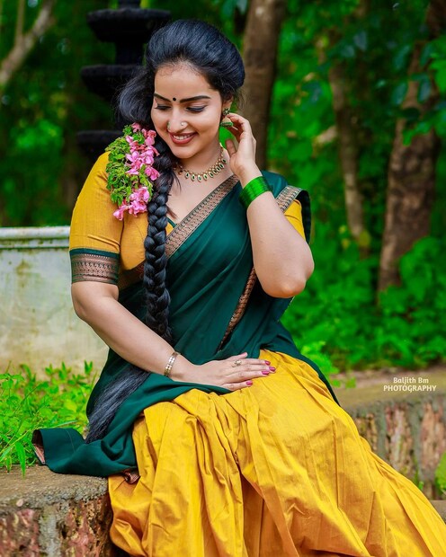  സോഷ്യൽ മീഡിയയിൽ വളരെ സജീവമായ താരമാണ് മാളവിക. ഇടയ്ക്കിടെ തന്റെ ഫോട്ടോഷൂട്ട് ചിത്രങ്ങൾ ആരാധകരുമായി പങ്കുവെക്കാറുണ്ട്. അവയ്ക്കെല്ലാം തന്നെ വലിയ പ്രേക്ഷക സ്വീകാര്യതയും ലഭിക്കാറുണ്ട്.