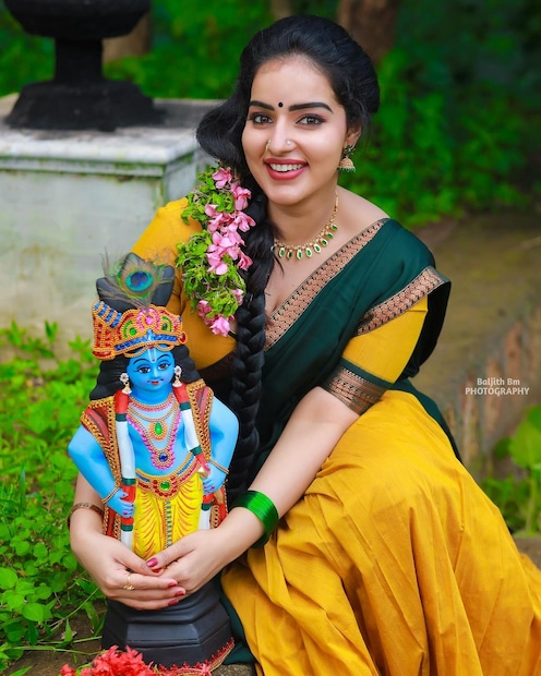  ഇടയ്ക്കിടെ താൻ ധരിക്കുന്ന വസ്ത്രങ്ങളുടെ പേരിൽ വിമർശനങ്ങളും മാളവിക(Malavika Menon) നേരിടാറുണ്ട്. പലപ്പോഴും ഹണിറോസുമായി താരതമ്യപ്പെടുത്തിക്കൊണ്ട് ആളുകൾ മാളവികയുടെ ചിത്രങ്ങളേയും ട്രോളും.