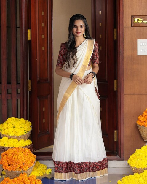  ഓണത്തോടനുബന്ധിച്ച് നടത്തിയ ഫോട്ടോഷൂട്ട് ആണ് വൈറലായ് മാറിയത്. പൂക്കൾക്കിടയിൽ ട്രെഡീഷണൽ വസ്ത്രം ധരിച്ച് നിൽക്കുന്ന മീനാക്ഷിയുടെ ചിത്രങ്ങൾ ആരാധകർ ഏറ്റെടുത്തു. മീനൂട്ടിയുടെ ഓണാഘോഷങ്ങൾ തുടങ്ങിയോ എന്നാണ് ആരാധകർ ചോദിക്കുന്നത്. ‌‌