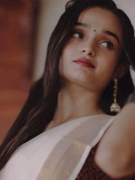  എന്നാൽ അന്നത്തെ കുട്ടിത്താരമല്ല ഇപ്പോൾ മീനാക്ഷി. താരം പോസ്റ്റ് ചെയ്യുന്ന ചിത്രങ്ങൾക്ക് താഴെ ആരാധകരും ഇത് കമന്റ് ചെയ്യും. മീനൂട്ടി വളർന്നല്ലോ എന്ന്. അത്തരത്തിൽ അതിമനോഹരമായ മീനാക്ഷിയുടെ ഫോട്ടോഷൂട്ട് ചിത്രങ്ങൾ ആണ് ഇപ്പോൾ സോഷ്യൽ മീഡിയയിൽ ശ്രദ്ധയാകുന്നത്.