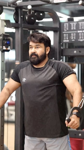 മോഹൻലാൽ ഒരു ജിം ട്രെയിനിങ് സെഷനിടയിൽ. ബറോസിന് മുൻപായി, 'മലൈക്കോട്ടൈ വാലിബൻ' ആണ് ഈ വർഷം പുറത്തിറങ്ങിയ മോഹൻലാൽ ചിത്രം. മറ്റൊരു വമ്പൻ ചിത്രമായ 'L2 എമ്പുരാൻ' അടുത്ത വർഷം പുറത്തിറങ്ങും 