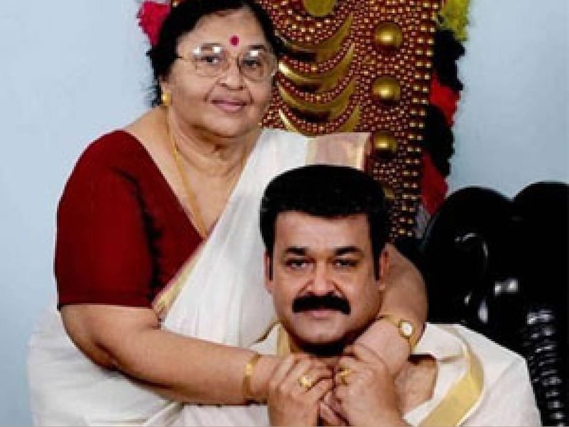 അമ്മയുടെ പ്രിയപ്പെട്ട മകനാണ് മോഹൻലാൽ. ആദ്യകാല സിനിമകളിൽ അഭിനയിച്ചു കാണിച്ച പല ചേഷ്‌ടകളും വീട്ടിലും അതുപോലെ തന്നെ പ്രകടിപ്പിക്കാറുള്ള മകനാണ് മോഹൻലാൽ എന്ന് അമ്മ ഒരിക്കൽ ഒരഭിമുഖത്തിൽ പറയുകയുണ്ടായി 