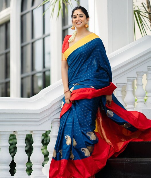  സിൽക്ക് സാരിയാണ് താരം അണിഞ്ഞിരിക്കുന്നത്. നീല, മഞ്ഞ, ചുവപ്പ് കോമ്പിനേഷനിലുള്ള സാരിയാണ്. ഒപ്പം ജുമുക്കയും അണിഞ്ഞിട്ടുണ്ട്. തന്റെ ഇൻസ്റ്റ​ഗ്രാമിലാണ് നൈല ചിത്രങ്ങൾ പങ്കുവെച്ചത്.