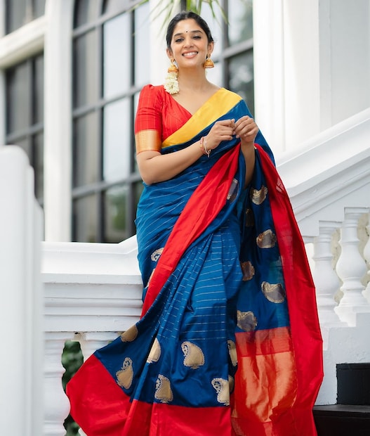  Came for the couple, stayed for the Sadhya എന്നാണ് നൈല ഉഷ ചിത്രങ്ങൾക്ക് നൽകിയിരിക്കുന്ന ക്യാപ്ഷൻ. സാരിക്കൊപ്പം വളരെ നോർമലായാണ് മേക്കപ്പ് യൂസ് ചെയ്തിരിക്കുന്നത്.