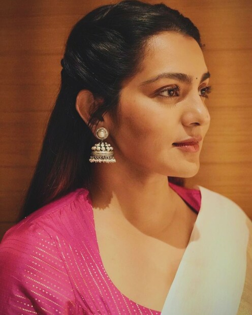  ഹേമകമ്മിറ്റി റിപ്പോർട്ട് പുറത്ത് വന്നതിന് പിന്നാലെ മലയാള സിനിമ മേഖല മൊത്തത്തിൽ കുരുക്കിലായിരിക്കുകയാണ്. പല പ്രമുഖ നടന്മാരേക്കുറിച്ചും ​ഗുരുതരമായ ആരോപണങ്ങളാണ് ഉയർന്നു വരുന്നത്.