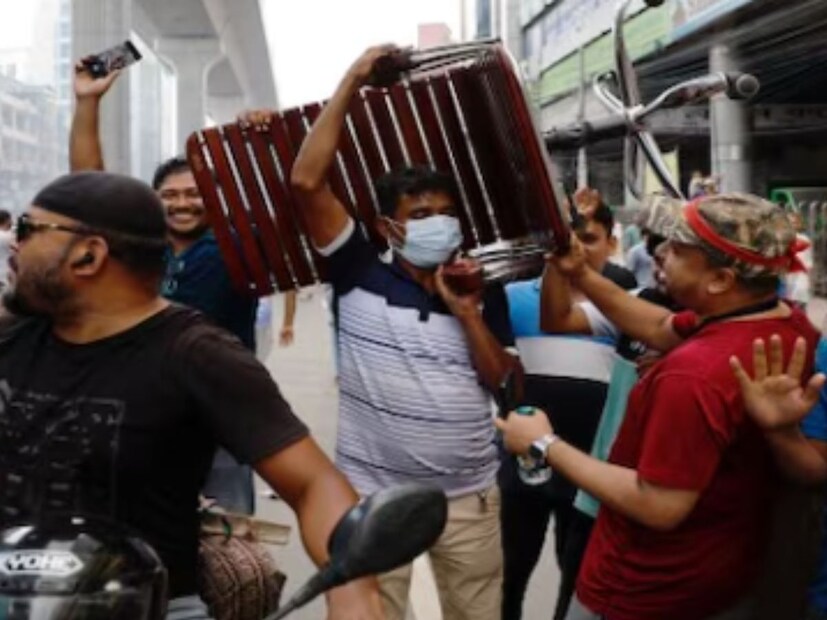  ഷെയ്ഖ് ഹസീനയുടെ ഔദ്യോഗിക വസതിയിൽ നിന്ന് ലഭിച്ച സ്ത്രീകളുടെ വസ്ത്രങ്ങളും അടിവസ്ത്രങ്ങളും മറ്റു സാധനങ്ങളുമായി കലാപകാരികള്‍ തെരുവുകളിലേക്കിറങ്ങുന്ന വീഡിയോകളും സമൂഹമാധ്യമങ്ങളിൽ പ്രചരിക്കുന്നുണ്ട്.