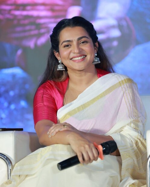  മലയാള മങ്കയായി ഒരുങ്ങി പുഞ്ചിരിതൂകി ഇരിക്കുന്ന പാർവ്വതി തിരുവോത്തിന്റെ ചിത്രമാണ് ഇന്ന് സോഷ്യൽ മീഡിയയിൽ ശ്രദ്ധയാകുന്നത്. കസവ് സാരി ചുറ്റി സിമ്പിൾ മേക്കപ്പിലെത്തിയ പാർവ്വതിയുടെ ചിത്രങ്ങൾ ആരാധകരുടെ മനം കവർന്നു.