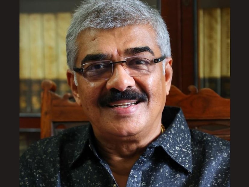  90 കളിലെ മനോഹരമായ എല്ലാ സിനിമകളിലും ഒഴിച്ചുകൂടാൻ പറ്റാത്ത ഒരു കഥാപാത്രമായിരുന്നു വിജയരാഘവനെന്നും ചിലർ അഭിപ്രായപ്പെട്ടു. നാടകരംഗത്തു നിന്നാണ് വിജരാഘവൻ സിനിമയിലെത്തുന്നത്. ക്രോസ്ബെൽറ്റ് മണി കപലിക സിനിമയാക്കിയപ്പോൾ അതിൽ പോർട്ടർ കുഞ്ഞാലി എന്ന കഥാപാത്രത്തെ അവതരിപ്പിച്ചുകൊണ്ട് 22-വയസിൽ സിനിമയിൽ അരങ്ങേറ്റം കുറിച്ചു.