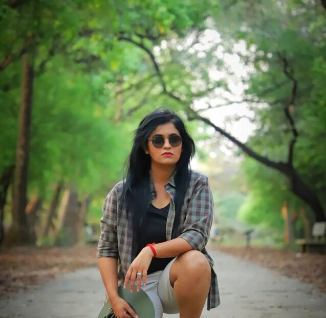  ആഗ്ര ഡെവലപ്‌മെന്റ് അതോറിറ്റിയുടെ വൈസ് ചെയർമാനായ ഐഎഎസ് ചർച്ചിത് ഗൗറിനെയാണ് ആരുഷി വിവാഹം കഴിച്ചത്. ആരുഷി പത്താം ക്ലാസ് പൂർത്തിയാക്കിയത് ബറേലിയിലാണ്. പത്താം ക്ലാസിൽ 95.14 ശതമാനം മാർക്ക് ലഭിച്ചു. സിബിഎസ്ഇ ബോർഡ് 12-ാം ക്ലാസ് പരീക്ഷയിൽ 91.2 ശതമാനം മാർക്ക് നേടി. 2014ൽ ഐഐടി റൂർക്കിയിൽ നിന്നാണ് ആരുഷി ബിടെക് പൂർത്തിയാക്കിയത്.