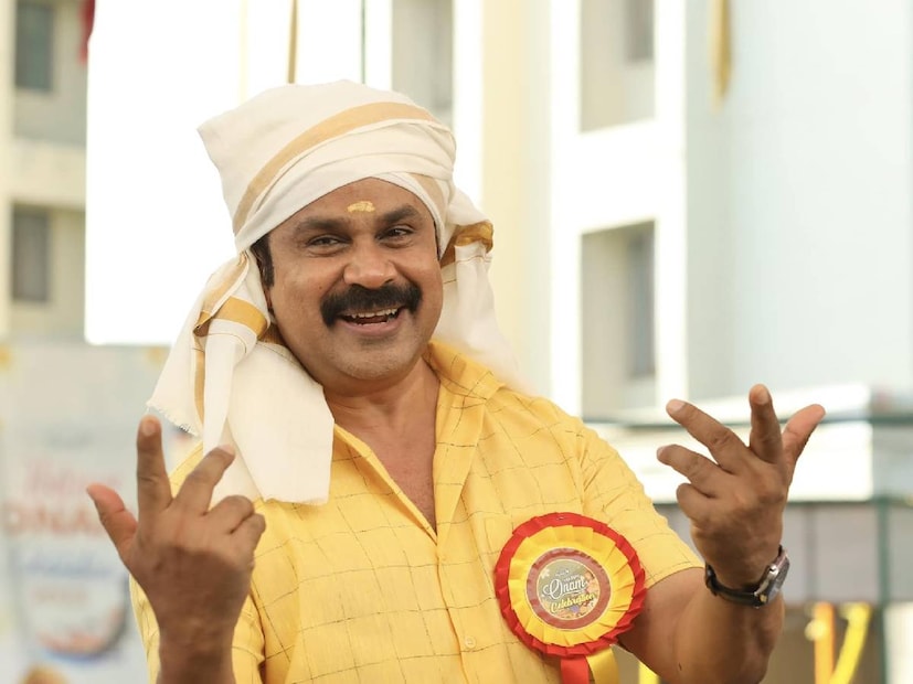 വലിയ കൂട്ടത്തിനൊപ്പം ഞാൻ നടക്കുന്നത് കണ്ടിട്ടുണ്ടോ? ഞാൻ ഒറ്റയ്‌ക്കേ നടക്കാറുള്ളൂ. ആ എന്റെ കൂടെ എവിടെയാണ് ലോബി? നാദിർഷയ്‌ക്കൊപ്പം അപൂർവമായാണ് യാത്ര ചെയ്ക. സിനിമയ്ക്ക് വേണ്ടിയേ യാത്ര ചെയ്യാറുള്ളൂ. ഞാൻ സിനിമയുടെ നല്ലതിന് വേണ്ടി അങ്ങോട്ടും ഇങ്ങോട്ടും യാത്ര ചെയ്തിട്ടുണ്ട്. മമ്മുക്കയേയും ലാലേട്ടനെയും ഭരിക്കുന്നത് ഞാനാണെന്ന് ഒരിടയ്ക്ക് പ്രചരിച്ചു. അത് എനിക്ക് മനസിലായിട്ടില്ല,' ദിലീപ് പറയുന്നു